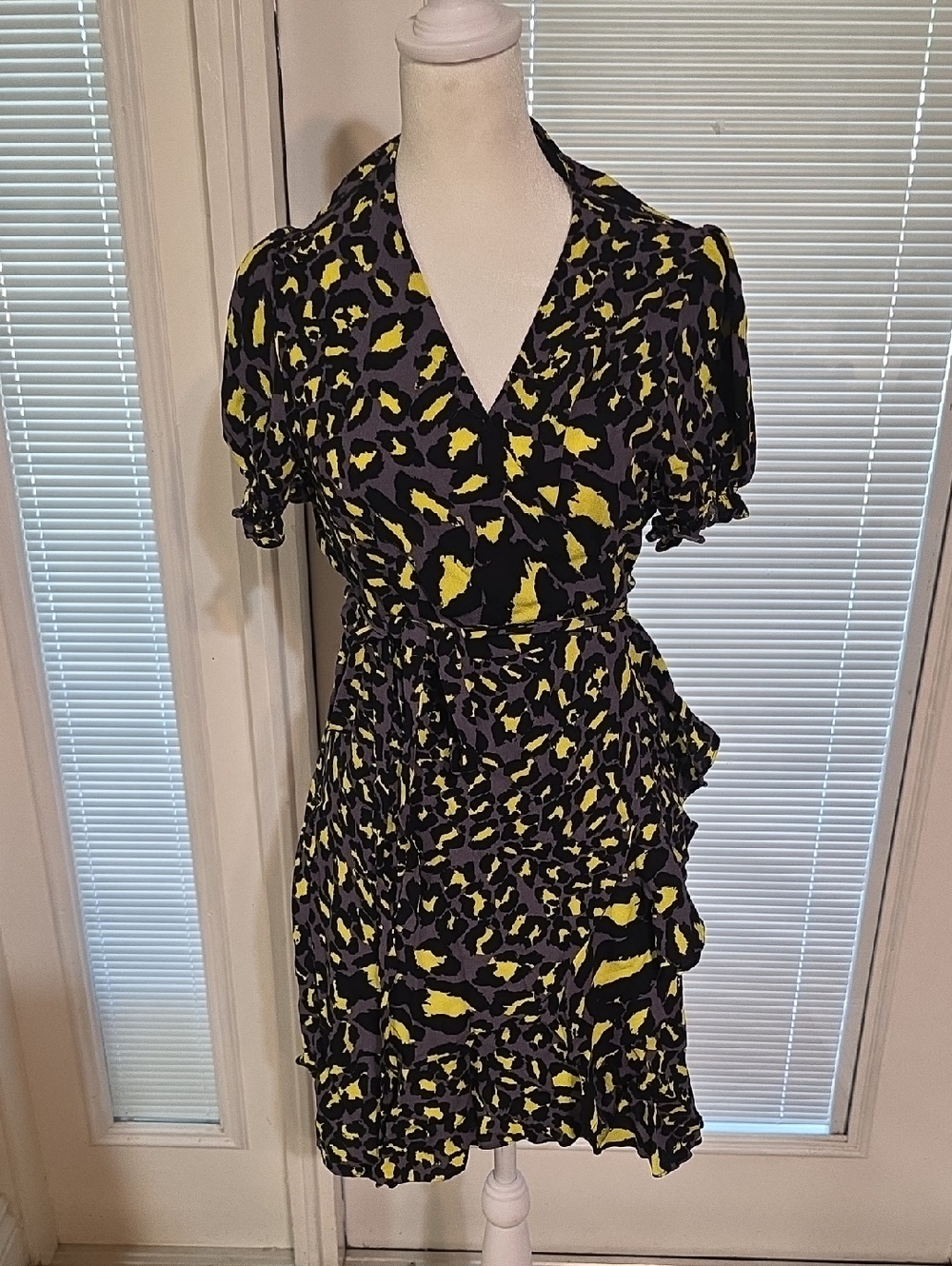 Diane von Furstenberg (DVF) Emilia Wrap Dress Size Large